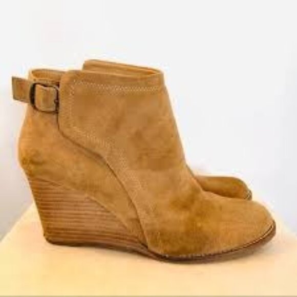 Lucky Brand ‘Yasine’ Suede Wedge Slip On Buckle Ankle Bootie Tan/Camel 10 Boho - Picture 1 of 13